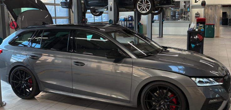 Aufnahme eines silbernen Autos mit offenem Kofferraum