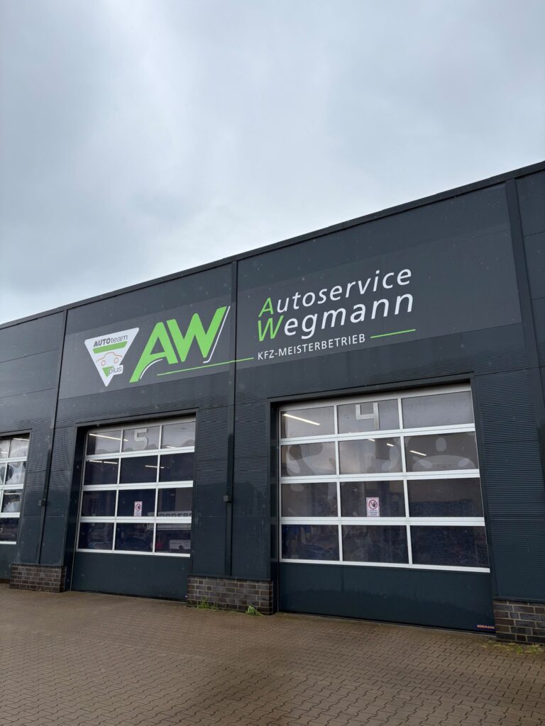 Außenansicht der Werkstatt mit großem Logo Autoservice Wegmann